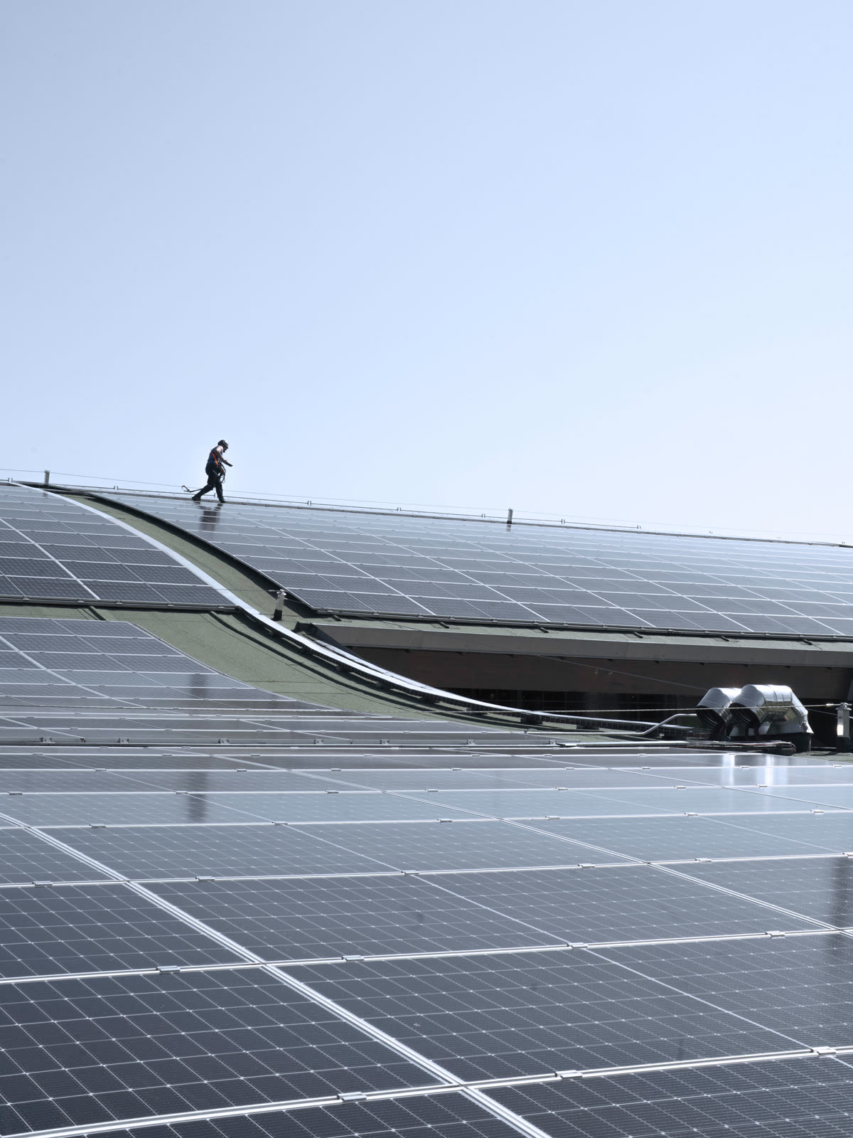 Operatore in quota su una copertura fotovoltaica